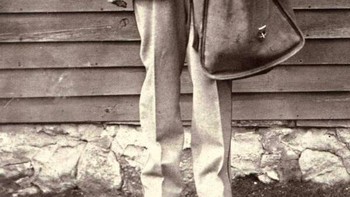 Percaya atau tidak, ada masa ketika anak-anak Amerika dikirim melalui pos. Ketika layanan Parcel Post USPS resmi dimulai pada 1 Januari 1913, layanan ini memungkinkan pelanggan untuk mengirim paket besar — termasuk orang, asalkan beratnya tidak lebih dari 11 pon dan diberi perangko yang sesuai. Untungnya, semua anak yang dikirim tiba tanpa cedera dan USPS menghentikan layanan aneh ini setelah hanya sekitar dua tahun. Namun hingga hari ini, kumpulan foto sejarah yang aneh memungkinkan kita untuk mengingat kembali masa yang tidak biasa ini. Foto: Reddit