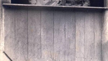 Dijuluki Pencari Suara, para prajurit Perang Dunia I ini ditugaskan untuk mengidentifikasi dari mana tepatnya pesawat musuh mendekat melalui lokasi akustik. Tidak jelas seberapa efektif alat primitif ini sebenarnya, tetapi pasukan di kedua belah pihak yang berkonflik menggunakan perangkat seperti ini sebelum ada radar. Foto: Reddit