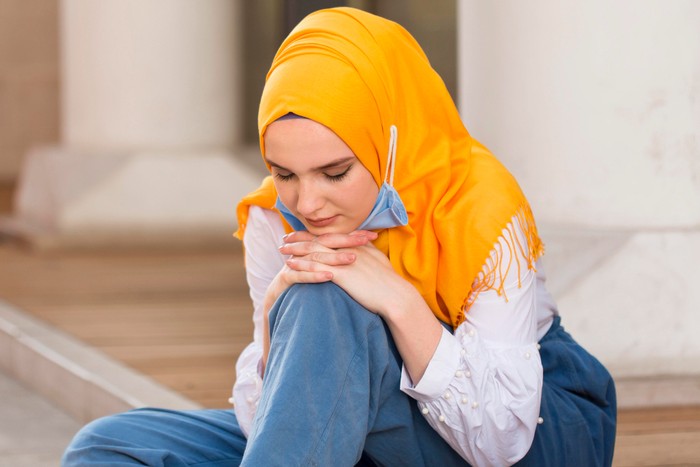 Ilustrasi perempuan muslimah yang galau.