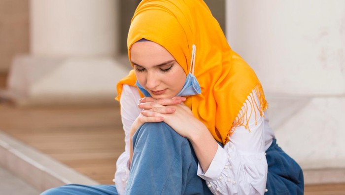 Ilustrasi perempuan muslimah yang galau.
