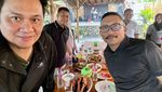 Gaya Farhat Abbas Saat Makan Nasi Tempong hingga Bubur Pontianak