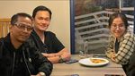 Gaya Farhat Abbas Saat Makan Nasi Tempong hingga Bubur Pontianak
