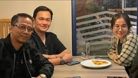 Ini kebersamaan Doddy Sudrajat bersama sang putri Mayang, ketika makan pizza bareng Farhat. Foto: Instagram @farhatabbasofficial