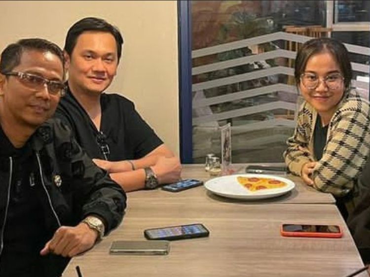 Gaya Farhat Abbas Saat Makan Nasi Tempong hingga Bubur Pontianak