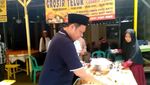 Gaya Farhat Abbas Saat Makan Nasi Tempong hingga Bubur Pontianak