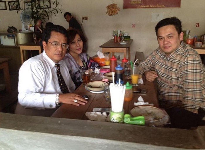 Gaya Farhat Abbas Saat Makan Nasi Tempong hingga Bubur Pontianak Gaya Farhat Abbas Saat Makan Nasi Tempong hingga Bubur Pontianak