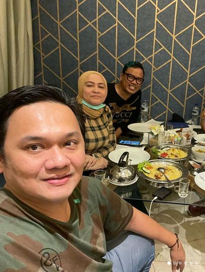 Gaya Farhat Abbas Saat Makan Nasi Tempong hingga Bubur Pontianak Gaya Farhat Abbas Saat Makan Nasi Tempong hingga Bubur Pontianak