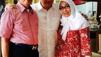 Punya hubungan yang dekat dengan kedua orangtuanya, Farhat sering rayakan ulang tahun sekaligus makan-makan bersama keluarganya. Foto: Instagram @farhatabbasofficial