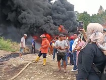 Video Penampakan Kobaran Api Melahap Gudang BBM di Bandar Lampung