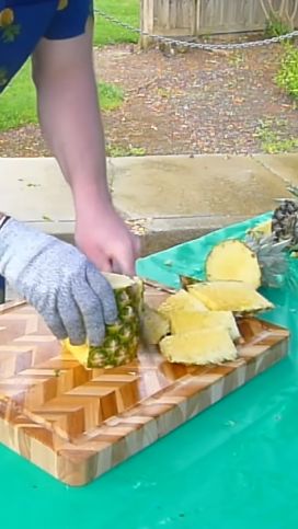 Pria mengupas dan memotong nanas dalam 17 detik meraih rekor dunia