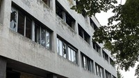 Saat terjadi peperangan antara Serbia dengan Albania Kosovo yang dibantu Amerika Serikat, bom NATO yang meledak di daerah sana menghancurkan Hotel Jugoslavija. Foto: BRIN via Balkan Insight