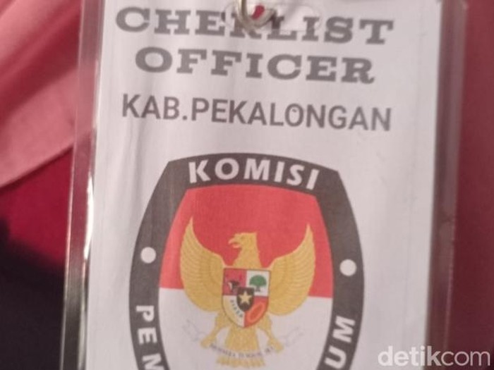 Id card yang digunakan pelaku dengan mencatut logo KPU di Pekalongan. Foto diunggah Senin (4/11/2024).