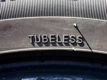 Ketahui Fungsi Cairan Ban Tubeless dan Cara Menghilangkannya
