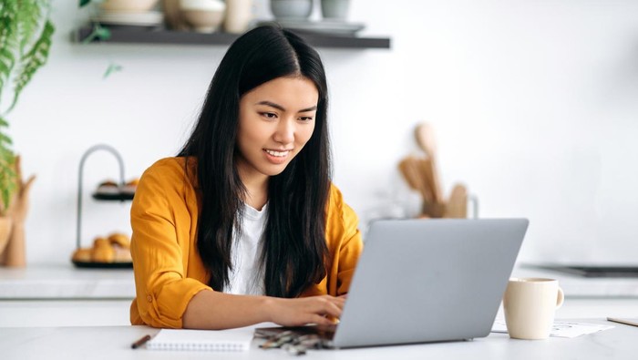 Ilustrasi wanita bekerja menggunakan laptop