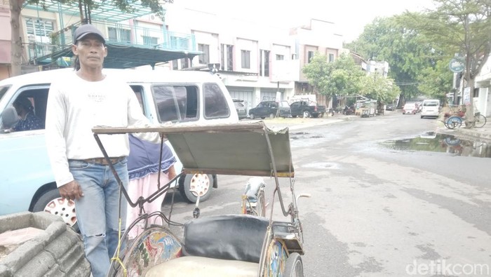 Imron bersama becaknya di Jalan Bahagia Cirebon