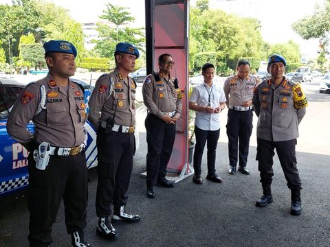 Kabid Propam Polda Jateng, Kombes Aris Supriyono, mengunjungi Posko Netralitas TNI-Polri di Pos Lantas Simpang Lima, Kota Semarang, Senin (4/11/2024).