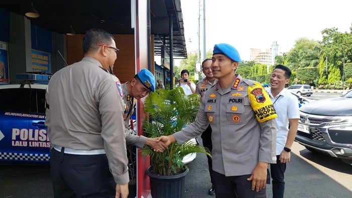Kabid Propam Polda Jateng, Kombes Aris Supriyono, mengunjungi Posko Netralitas TNI-Polri di Pos Lantas Simpang Lima, Kota Semarang, Senin (4/11/2024).