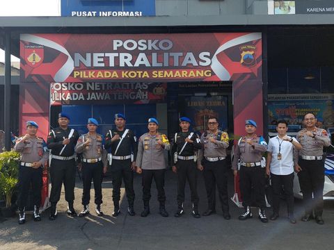 Kabid Propam Polda Jateng, Kombes Aris Supriyono, mengunjungi Posko Netralitas TNI-Polri di Pos Lantas Simpang Lima, Kota Semarang, Senin (4/11/2024).