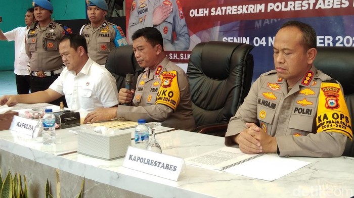 Kapolda Sulsel Irjen Yudhiawan (tengah) saat prescon di Mapolrestabes Makassar.