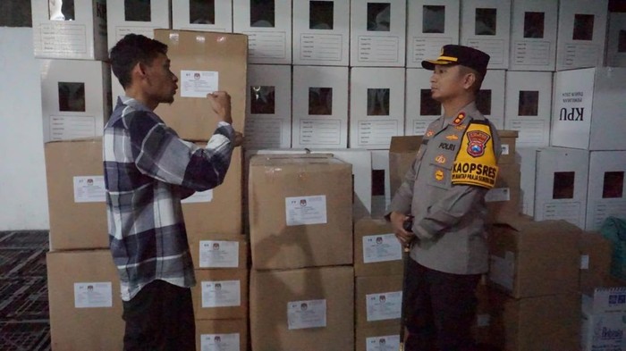 Kapolres Mojokerto Kota AKBP Daniel S Marunduri sidak pengamanan logistik Pilkada 2024 di KPU Kota Mojokerto.