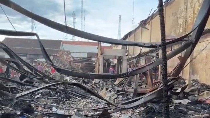 Penampakan kios maupun los dasaran di Pasar Karanggede Boyolali yang terbakar, Senin (4/11/2024).