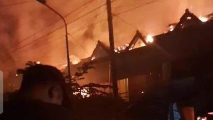 Pasar Karanggede Boyolali saat terbakar pada Minggu (3/11/2024) malam.