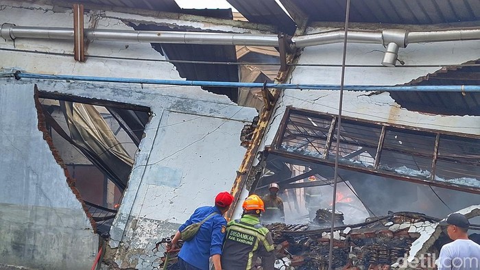 Kebakaran pabrik tekstil di Bandung