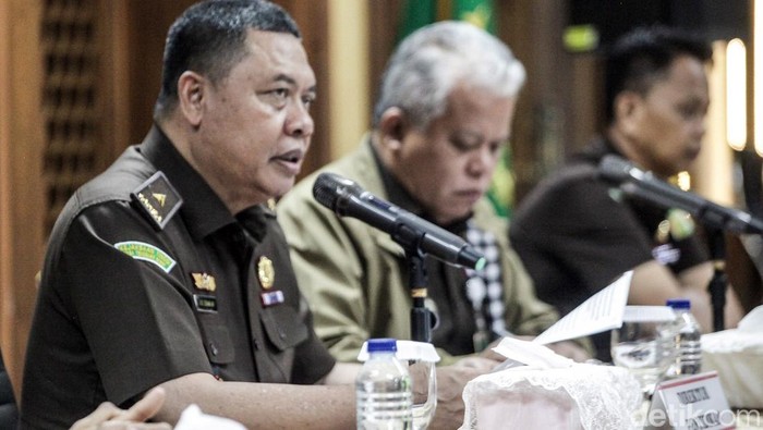 Kejagung telah memeriksa Meirizka Widjaja, ibunda Ronald Tannur terkait kasus dugaan suap atas vonis bebas dalam kasus pembunuhan Dini Sera. Meirizka ditetapkan sebagai tersangka.