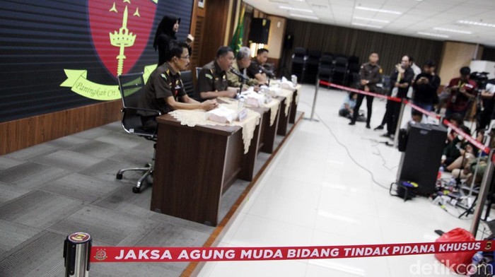 Kejagung Umumkan Ibu Ronald Tannur Tersangka Suap Hakim Kejagung telah memeriksa Meirizka Widjaja, ibunda Ronald Tannur terkait kasus dugaan suap atas vonis bebas dalam kasus pembunuhan Dini Sera. Meirizka ditetapkan sebagai tersangka.