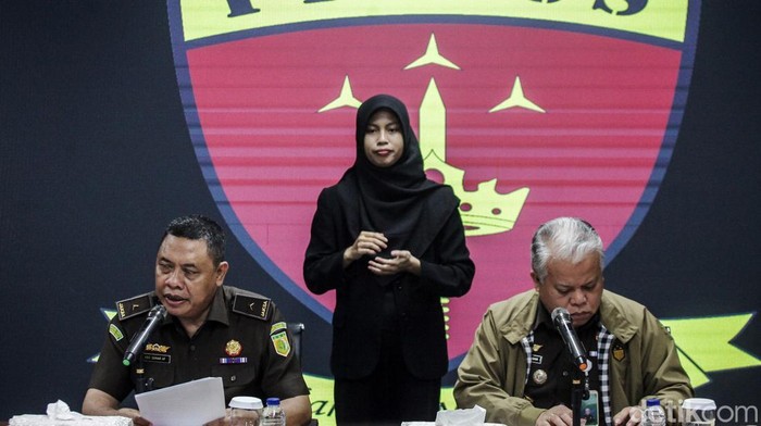 Kejagung Umumkan Ibu Ronald Tannur Tersangka Suap Hakim Kejagung telah memeriksa Meirizka Widjaja, ibunda Ronald Tannur terkait kasus dugaan suap atas vonis bebas dalam kasus pembunuhan Dini Sera. Meirizka ditetapkan sebagai tersangka.