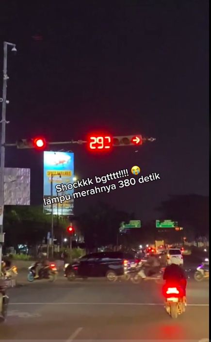Kelamaan Nunggu Lampu Merah, Pengendara Bisa Pesan Makanan via Ojol