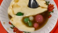 Kembang tahu di Bogor ini disajikan dengan topping ronde. Berpadu dengan kuah jahe yang manis dan ada sensasi pedasnya. Namanya adalah Kembang Tahu Pakuan Tajur. Foto: Instagram / Google Review