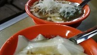 Jika ingin menikmati kembang tahu dengan tambahan keju parut bisa mampir ke Kembang Tahu Spesial Aseng Pontianak di Beji, Depok. Seporsi kembang tahunya dibanderol Rp 10.000. Foto: Bagus Radityo / Google Review