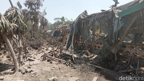 Kerusakan akibat erupsi gunung Lewotobi Laki-laki di Flores Timur, Nusa Tenggara Timur, Senin (4/11/2024).