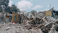 Gunung Lewotobi Laki-laki meletus dan memuntahkan lahar panas, pasir, dan kerikil, pada Minggu malam hingga Senin dini hari. Rumah warga Desa Klatanlo, Kecamatan Wulanggitang, rusak porak-poranda diterjang material erupsi.