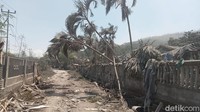 Jalanan di desa Desa Klatanlo tampak sepi. Abu vulkanik dan sisa muntahan erupsi gunung api memenuhi jalanan.