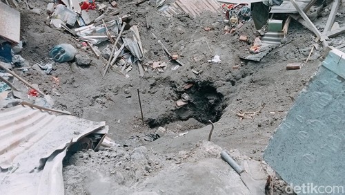 Kerusakan akibat gempa erupsi Gunung Lewotobi, Flores Timur, NTT, Senin (4/11/2024). (Yurgo Purab/detikBali)