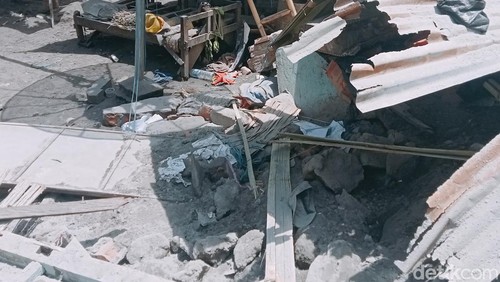 Kerusakan akibat gempa erupsi Gunung Lewotobi, Flores Timur, NTT, Senin (4/11/2024). (Yurgo Purab/detikBali)