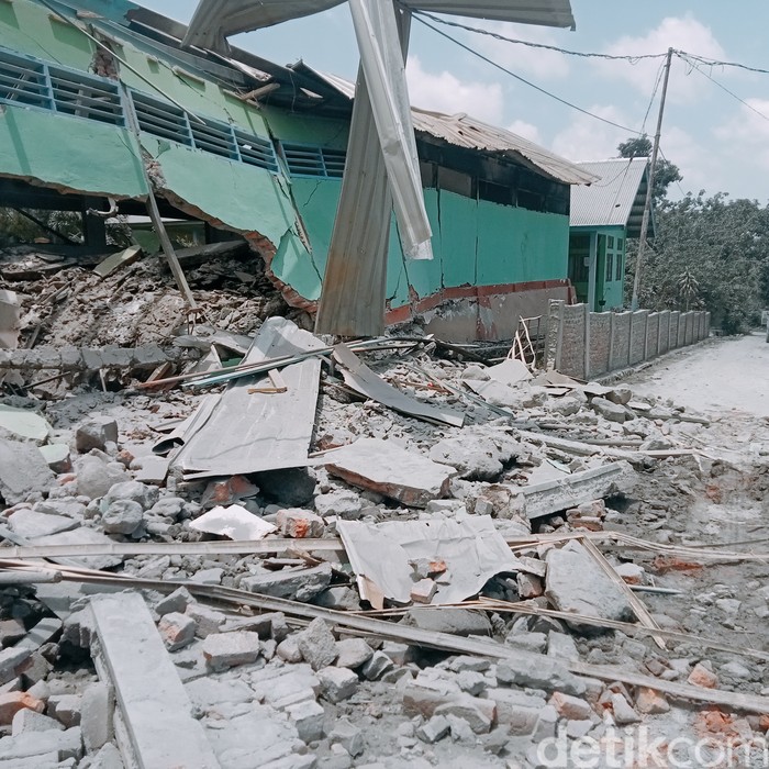 Kerusakan akibat gempa erupsi Gunung Lewotobi, Flores Timur, NTT, Senin (4/11/2024). (Yurgo Purab/detikBali)