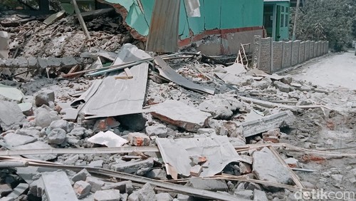 Kerusakan akibat gempa erupsi Gunung Lewotobi, Flores Timur, NTT, Senin (4/11/2024). (Yurgo Purab/detikBali)