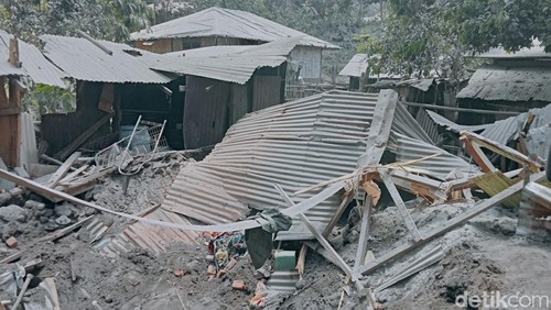 Kerusakan akibat gempa erupsi Gunung Lewotobi, Flores Timur, NTT, Senin (4/11/2024). (Yurgo Purab/detikBali)