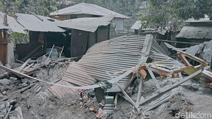 Kerusakan akibat gempa erupsi Gunung Lewotobi, Flores Timur, NTT, Senin (4/11/2024). (Yurgo Purab/detikBali)