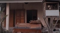 Atap salah satu rumah warga yang jebol akibat batu yang jatuh dari letusan Gunung Lewotobi.