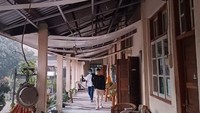 Atap bangunan rusak akibat letusan Gunung Lewotobi. Pasir juga memenuhi beranda bangunan tersebut.