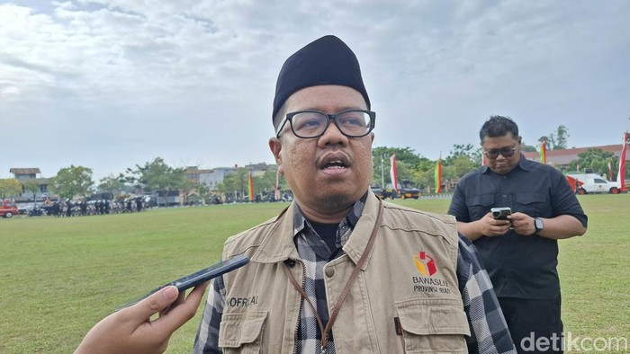 Ketua Bawaslu Riau Alnofrizal. (Raja Adil Siregar/detikSumut)