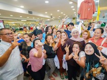 Khofifah Dielu-elukan Pedagang-Pengunjung Pasar Atom: Lanjutkan 2 Periode