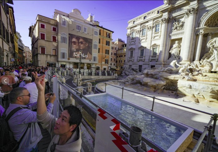 Kolam plastik di Trevi Fountain