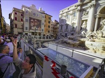 Turis-Turis Kecewa Trevi Fountain Dikuras, Lempar Koin ke Kolam Plastik