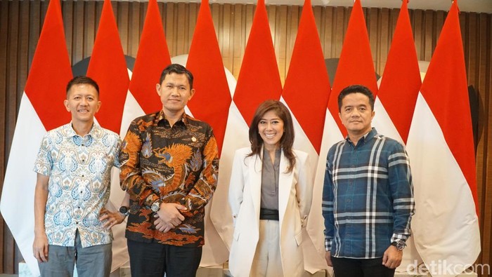 Mnekomdigi Meutya Hafid kumpulkan tiga pakar siber ternama dalam negeri di Kantor Kementerian Komdigi, Senin (4/11/2024).