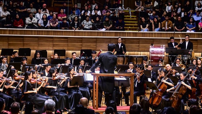Grup musik Light Ministry Orchestra (LMO) menghibur penonton saat konser kedua bertajuk 'A Million Light' di Aula Simfonia, Jakarta, Minggu (3/11/2024). Konser yang mengusung tema 'Empowering Youth Through the Process of Courage and Education in All Abilities' tersebut menyajikan 13 aransemen pilihan dengan tujuan menekankan pentingnya pemberdayaan anak muda melalui musik dan orkestra yang inklusif. ANTARA FOTO/Rivan Awal Lingga/nym.